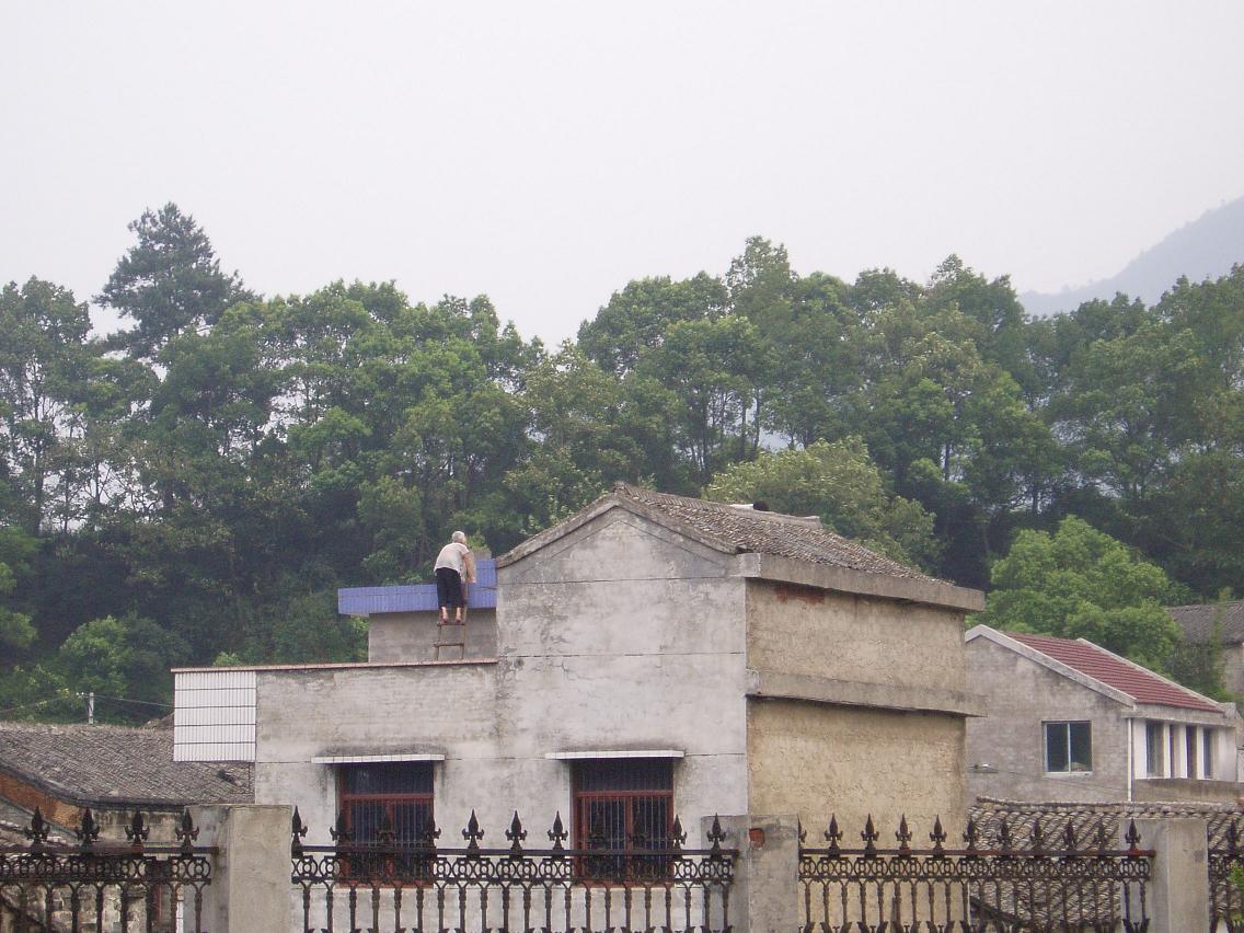 nanna on the roof.JPG